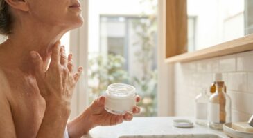 À 55 ans, mes rides sont défroissées grâce à cette crème anti-âge : notée 4,5/5 sur Beauté Test, elle coûte moins de 20€
