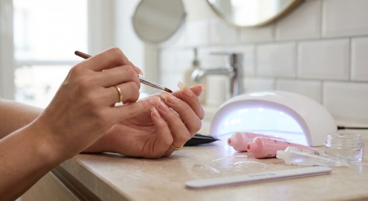 Ce kit manucure adoré des expertes, promet des résultats spectaculaires à la maison