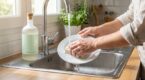 Vos mains abîmées par la vaisselle ? Ce produit testé les protège… à condition de lire ce détail précis qui le rend clean