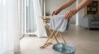 Votre serpillière devient un nid à microbes si vous ne faites pas ça : la méthode simple pour enfin le faire sécher vite et propre