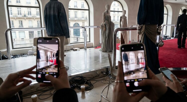 Retour sur les 15 moments mode viraux de 2025 : on garde certaines pièces pour 2026, les autres on zappe (et vite !)