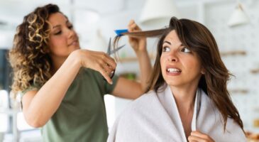 Après 50 ans, ces 3 coiffures de Nouvel An sont à éviter selon les coiffeurs, elles durcissent le visage