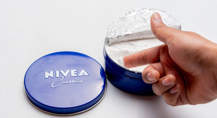 Crème hydratante Nivea : sa formule a changé et le secret du nouveau petit pot bleu magique est étonnant