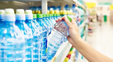 Tout le monde met cette boisson du supermarché dans son caddie… santé, microplastiques, planète : les doutes explosent