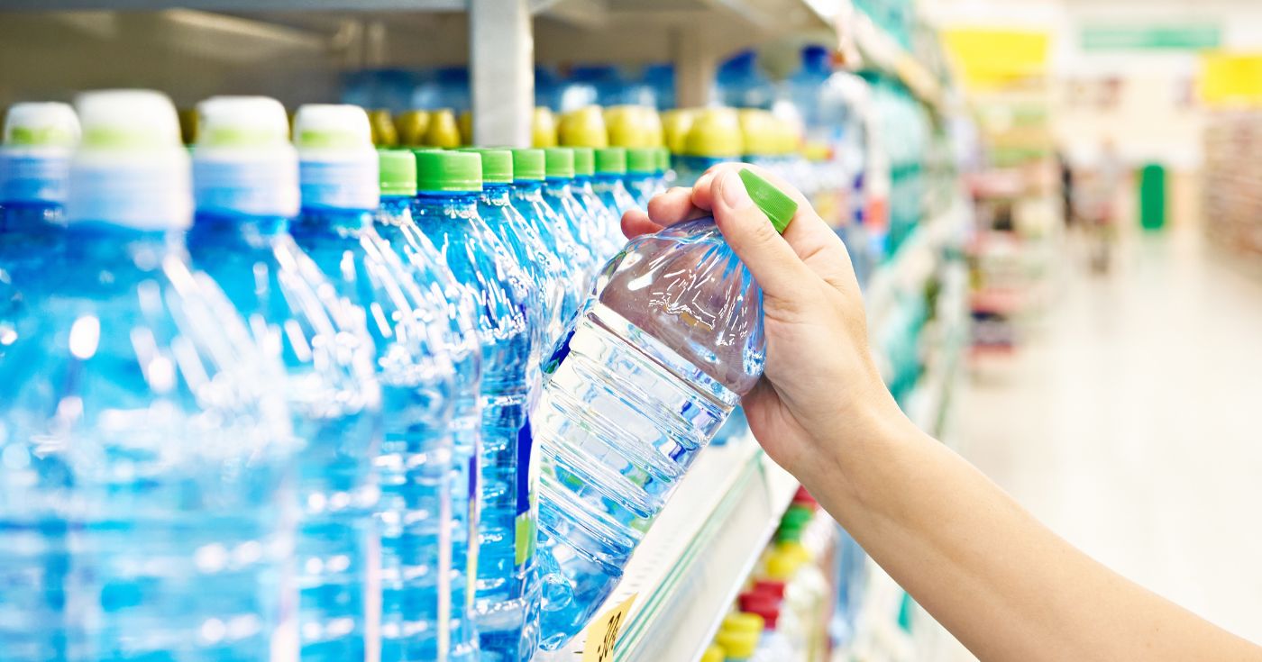 Tout le monde met cette boisson du supermarché dans son caddie… santé, microplastiques, planète : les doutes explosent