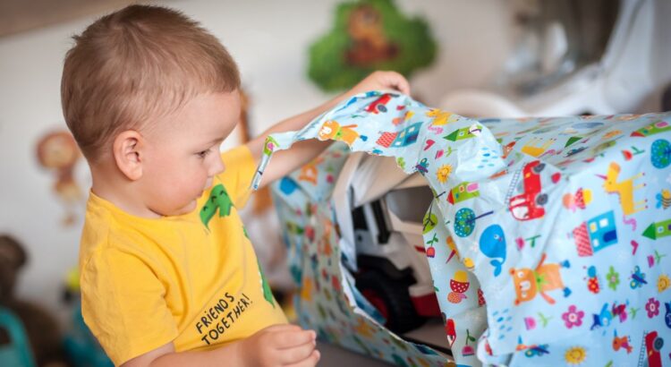 Noël : mais pourquoi les enfants jouent-ils avec les emballages au lieu des cadeaux ? Voici ce que cela révèle vraiment sur lui