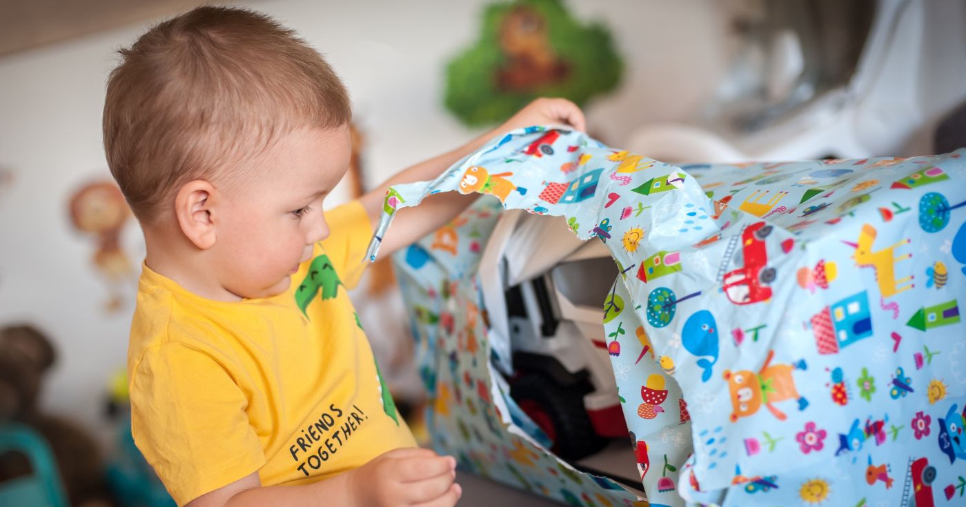 Noël : mais pourquoi les enfants jouent-ils avec les emballages au lieu des cadeaux ? Voici ce que cela révèle vraiment sur lui