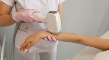 Cire ou épilation définitive : cet hiver, cette méthode change tout pour vos poils (et pour votre porte-monnaie pendant 20 ans)