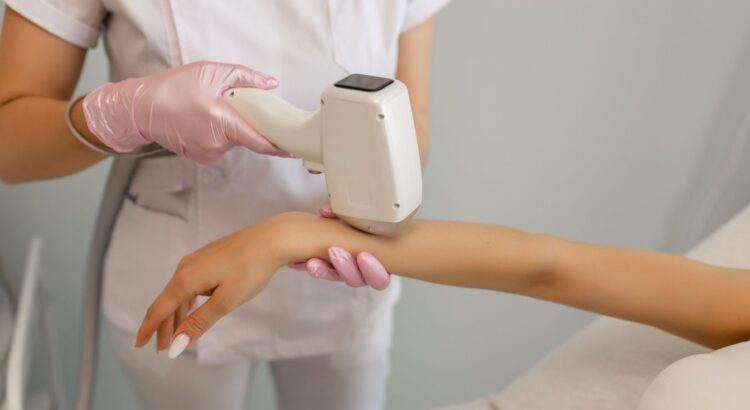 Cire ou épilation définitive : cet hiver, cette méthode change tout pour vos poils (et pour votre porte-monnaie pendant 20 ans)