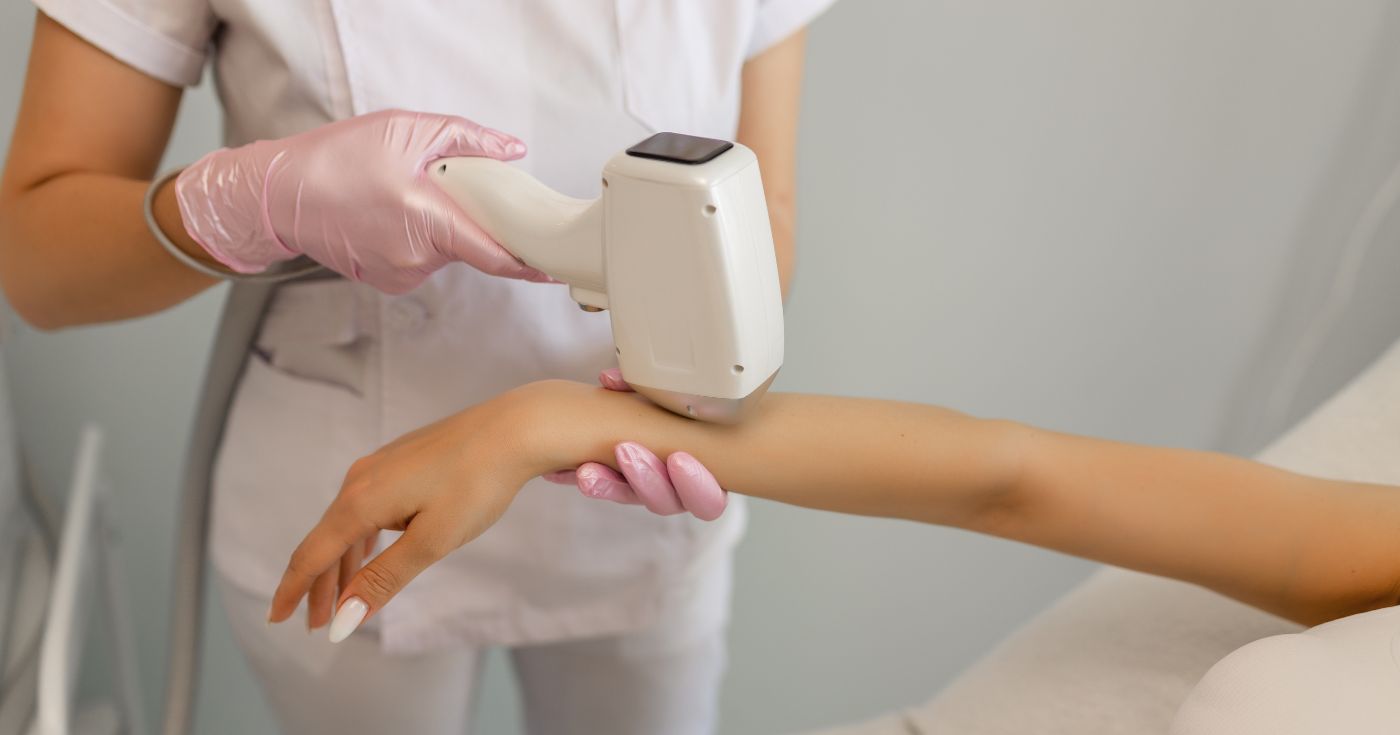 Cire ou épilation définitive : cet hiver, cette méthode change tout pour vos poils (et pour votre porte-monnaie pendant 20 ans)