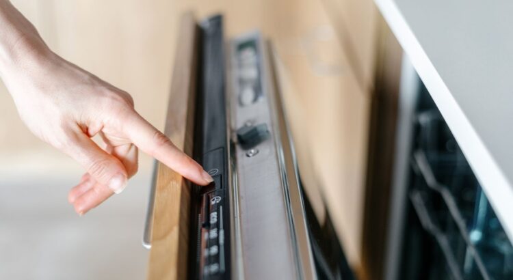Lave-vaisselle : ce réglage courant fait grimper votre facture d’électricité et laisse souvent la vaisselle sale (changez-le vite !)