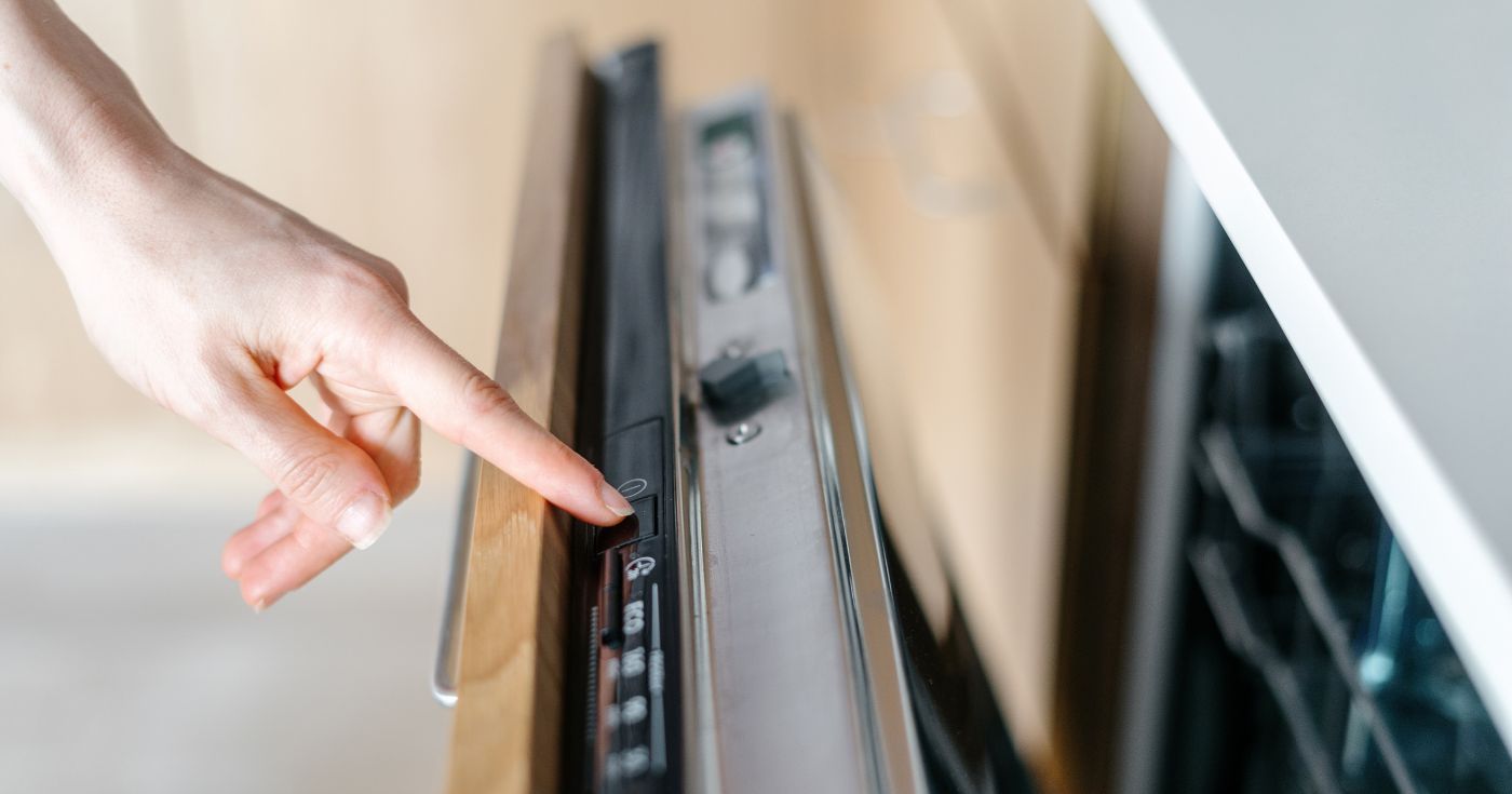 Lave-vaisselle : ce réglage courant fait grimper votre facture d’électricité et laisse souvent la vaisselle sale (changez-le vite !)