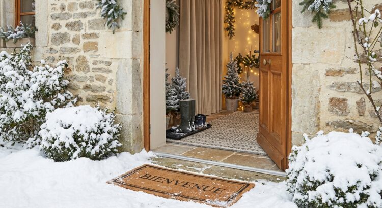 Neige à Noël : marre de grelotter à chaque ouverture de porte ? Cette astuce ingénieuse change tout chez vous