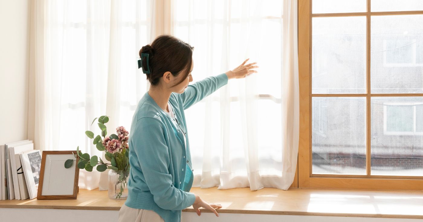 Neige à Noël : posez vos rideaux thermiques comme ça, vous gagnerez des degrés précieux chez vous