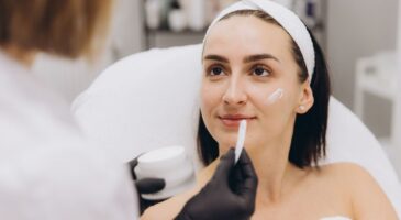 Rides dès 30 ans : ces soins notés 100/100 sur Yuka sont recommandés par les dermatologues avant qu’il ne soit trop tard