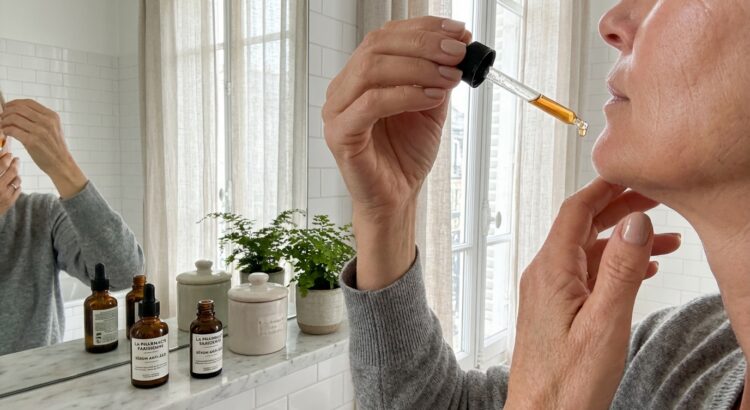 Rides profondes après 40 ans : ces sérums anti-âge testés et validés sur peaux matures changent en profondeur les visages marqués