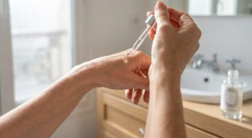 Rides profondes après 50 ans : ce sérum noté excellent sur Beauté Test transforme la peau (mais seulement si vous faites ça)