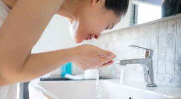 Eau micellaire non rincée : une erreur fréquente qui pourrait provoquer de graves réactions cutanées