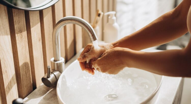 « Recommandé par un dermatologue pour soigner… » : ce savon cartonne, et les avis sont unanimes