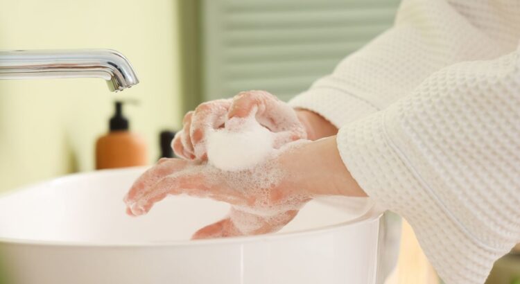 Noté 4,8/5 et vendu en pharmacie, ce gel douche « surgras » rappelé pour risque infectieux