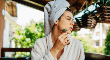 Visage gonflé au réveil après 50 ans : se pincer le visage comme ça est une erreur, voici le geste que les facialistes conseillent vraiment