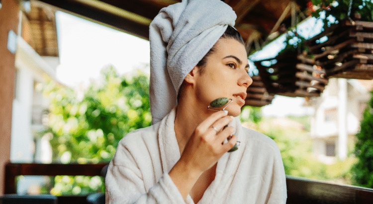 Visage gonflé au réveil après 50 ans : se pincer le visage comme ça est une erreur, voici le geste que les facialistes conseillent vraiment