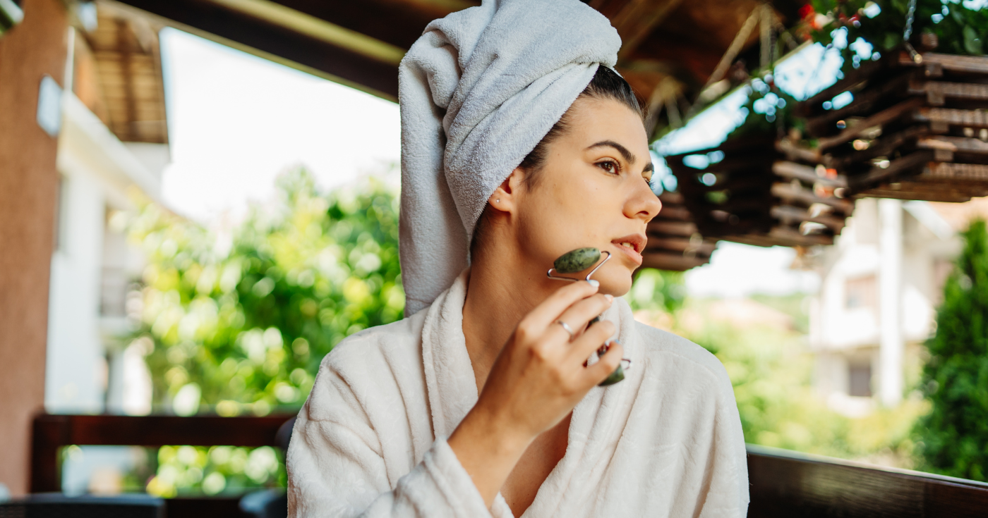 Visage gonflé au réveil après 50 ans : se pincer le visage comme ça est une erreur, voici le geste que les facialistes conseillent vraiment