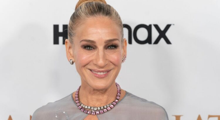 « Un indispensable de ma routine beauté » : À 60 ans, Sarah Jessica Parker ne jure que par cette crème pour le cou à moins de 25 €