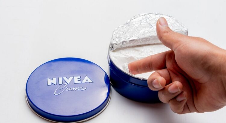 J’ai mis de la crème Nivea sur mes mains chaque soir pendant 30 jours : ces changements inattendus m’ont bluffée