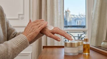 À 61 ans, Philippine Leroy-Beaulieu ne jure que par ce soin anti-âge français quand le froid menace de ruiner son teint d’hiver