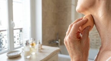 Après 50 ans, cette erreur précise avec votre fond de teint marque toutes vos rides (et comment l&rsquo;éviter)