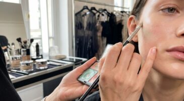 Après 50 ans, oubliez les injections : ce rituel maquillage de défilé rajeunit le visage en quelques minutes seulement