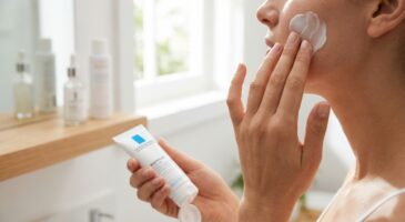 Arrêtez d’accumuler les crèmes hydratantes : les dermatologues recommandent ce seul soin visage pour les peaux sensibles noté 9,6/10