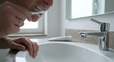 Ce geste que vous faites après le brossage ruine la protection du dentifrice, préviennent les dentistes (et favorise les caries)