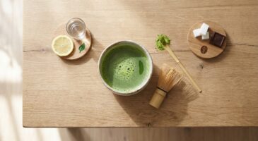 Matcha, thé vert japonais star des coffee shops : ses vrais bienfaits, risques cachés et nombre de tasses à ne surtout pas dépasser