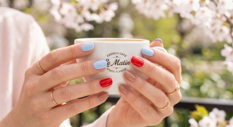 Ces 3 couleurs de vernis affolent 2025, et si vous ne les avez pas encore sur vos ongles, vous ratez la manucure de l’année