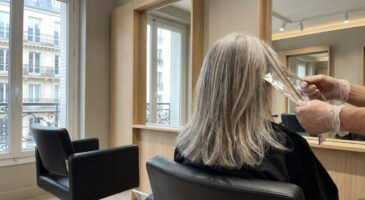 Ces cheveux gris qui envahissent vos racines ? Cette nouvelle tendance en salon les transforme en atout flatteur après 40 ans