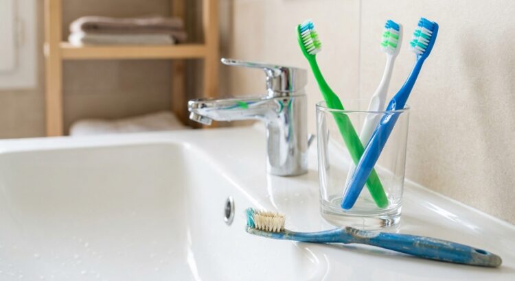 Brosse à dents dans la salle de bain : quel est le vrai délai à ne pas dépasser avant de la changer ?