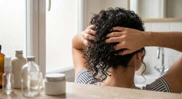Cheveux bouclés secs, frisottis, casse : ces 6 gestes d’expertes à adopter d’urgence avant d’abîmer vos longueurs