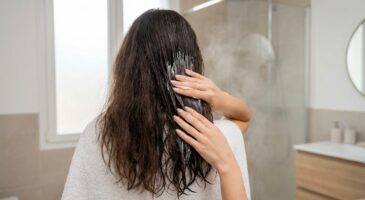 Cheveux comme de la paille après la douche : ce soin bio Aroma-Zone noté 4/5 change tout s’il est appliqué avec ce geste