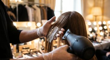 Cheveux lisses qui ne bouclent jamais : cette règle d’or de Delphine Courteille change tout (et la plupart la font à l’envers)