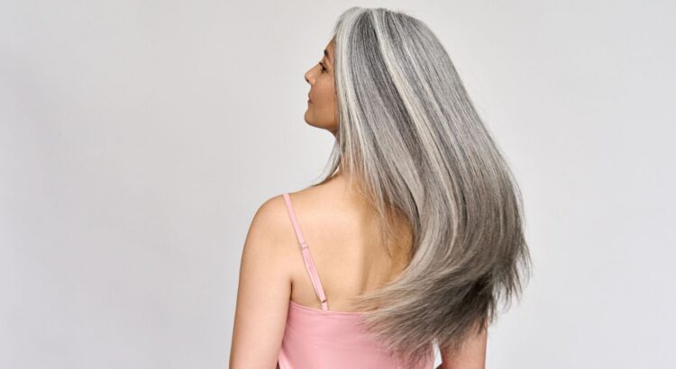 Cheveux longs après 50 ans : ces coupes métamorphosent l’apparence et séduisent toutes celles qui ont osé