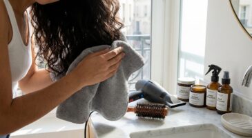Cheveux plats et ternes : ces gestes de pro à adopter dès ce soir pour un volume brillant sans remettre les pieds au salon