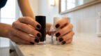 Dupes de luxe : ce vernis de supermarché est la copie conforme du « Rouge Noir » de Chanel (c&rsquo;est bluffant !)