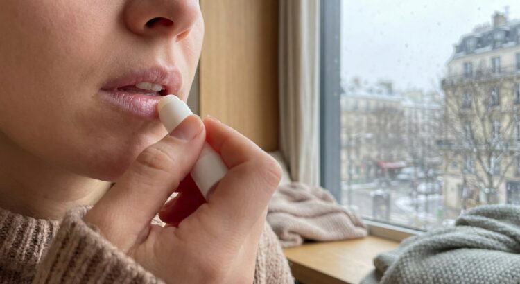 Froid, lèvres qui craquent : ce soin lèvres spécial hiver stoppe les gerçures net (si vous l’appliquez au bon moment)