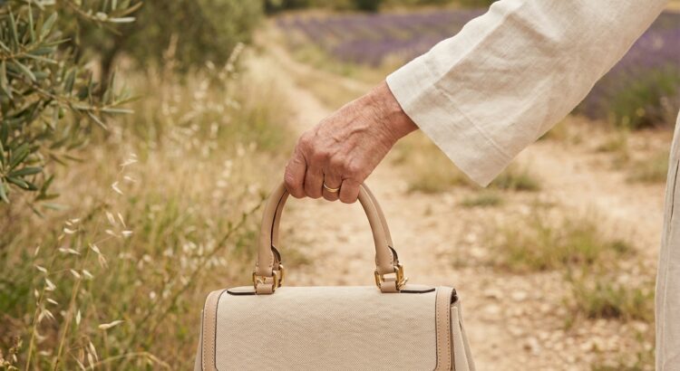 « La femme de ma vie » : cette proche inattendue devient la première égérie Jacquemus et bouscule la mode avec ce nouveau sac