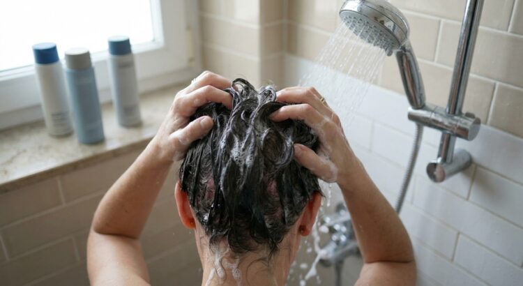 L&rsquo;arnaque des shampoings « purifiants » : pourquoi ils empirent le problème