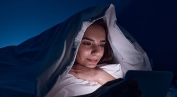 Insomniaques : ce petit écran que vous utilisez pour mieux dormir pourrait ruiner vos nuits en toute discrétion