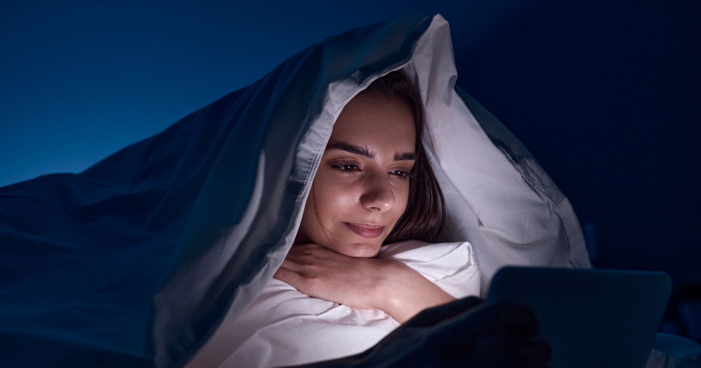 Insomniaques : ce petit écran que vous utilisez pour mieux dormir pourrait ruiner vos nuits en toute discrétion