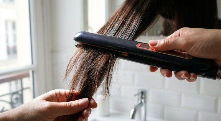 Lisseurs : L&rsquo;erreur de température que 9 femmes sur 10 font et qui « cuit » leurs cheveux